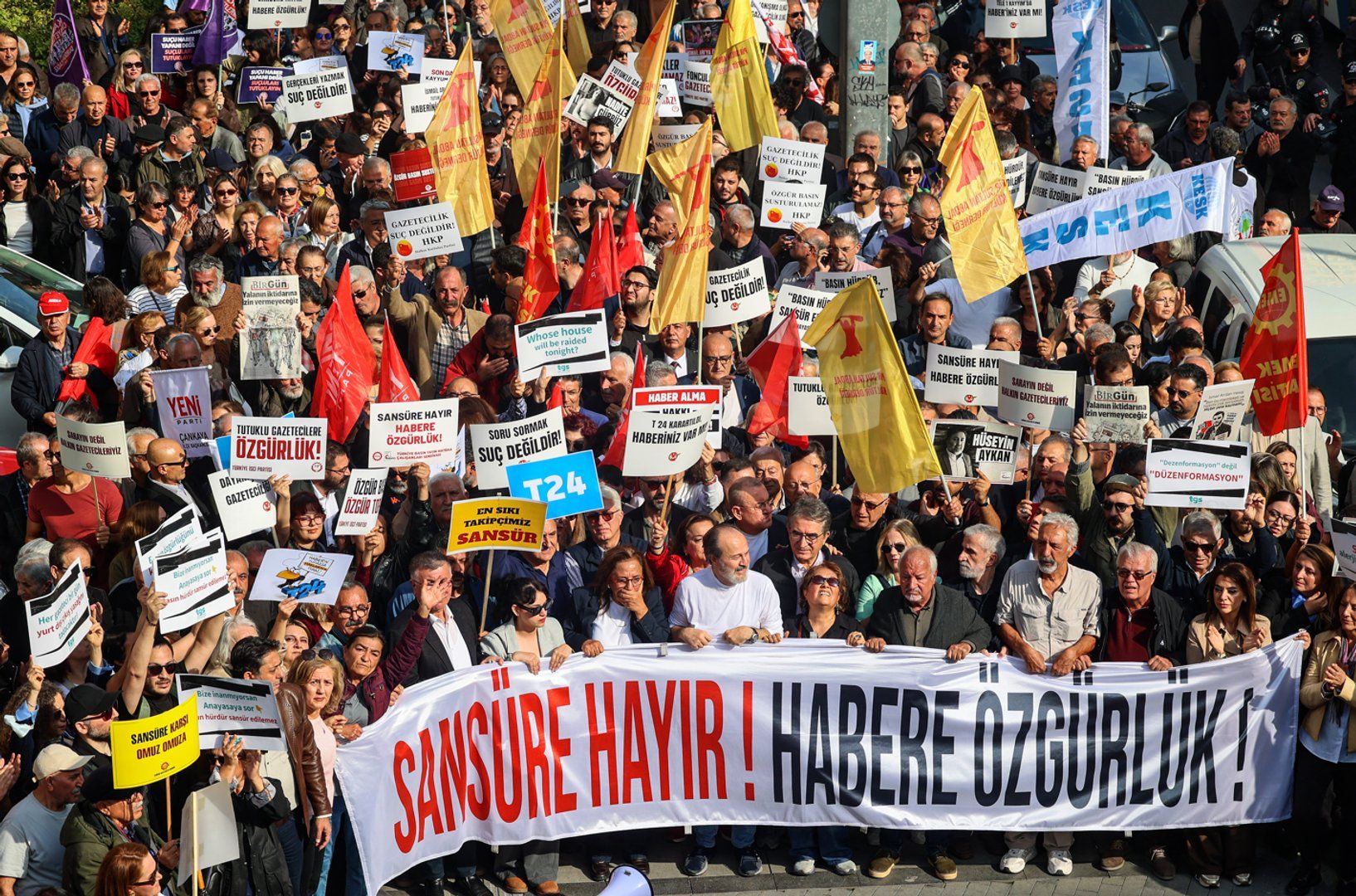 Turkish crowds demonstrate against journalist detentions and media curbs