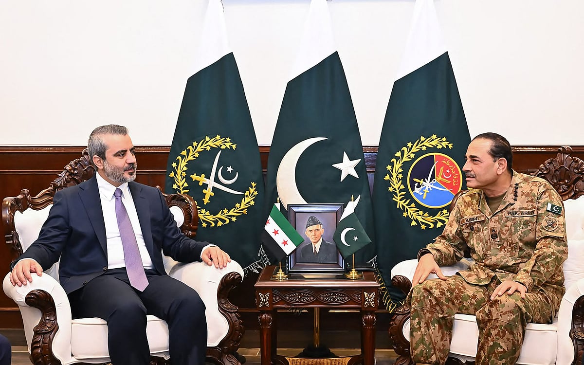 Pakistan's military chief heads to Iran amid stalled peace efforts