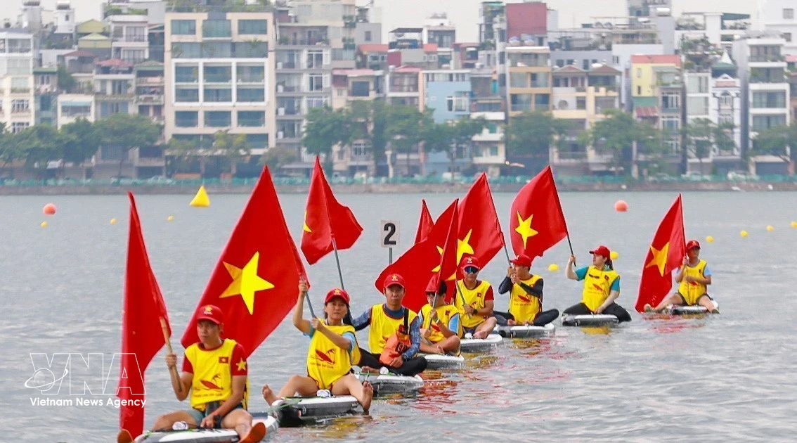 Nearly 900 athletes compete in Hanoi dragon boat and SUP championship
