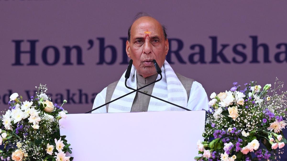 भारतीय शिपयार्डों को विदेशी आर्डर जीतने होंगे: राजनाथ सिंह