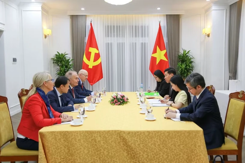 Vietnam, Hungary move to strengthen party and diplomatic ties