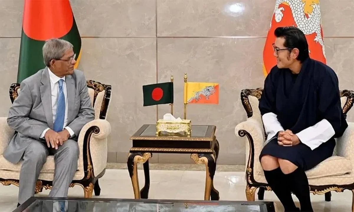 ভুটানের রাজা ঢাকায় স্বল্পবিরতি, রাষ্ট্রপতির সাথে বিমানবন্দরে সাক্ষাৎ
