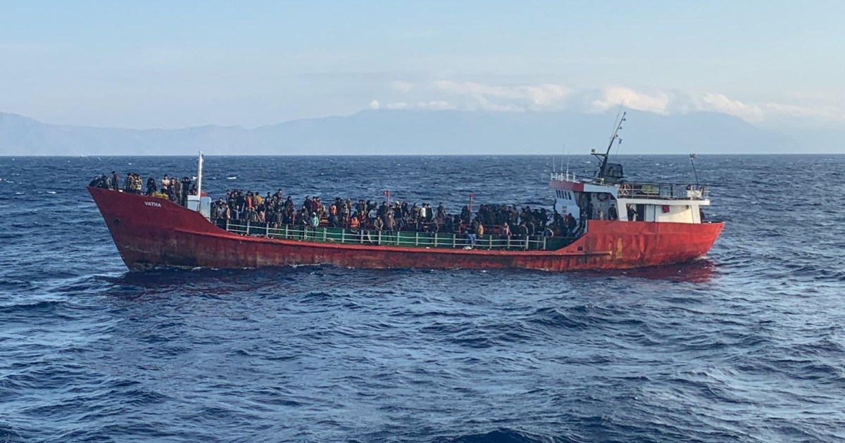 Migrant boat sinks off Crete; one dead, 25 missing