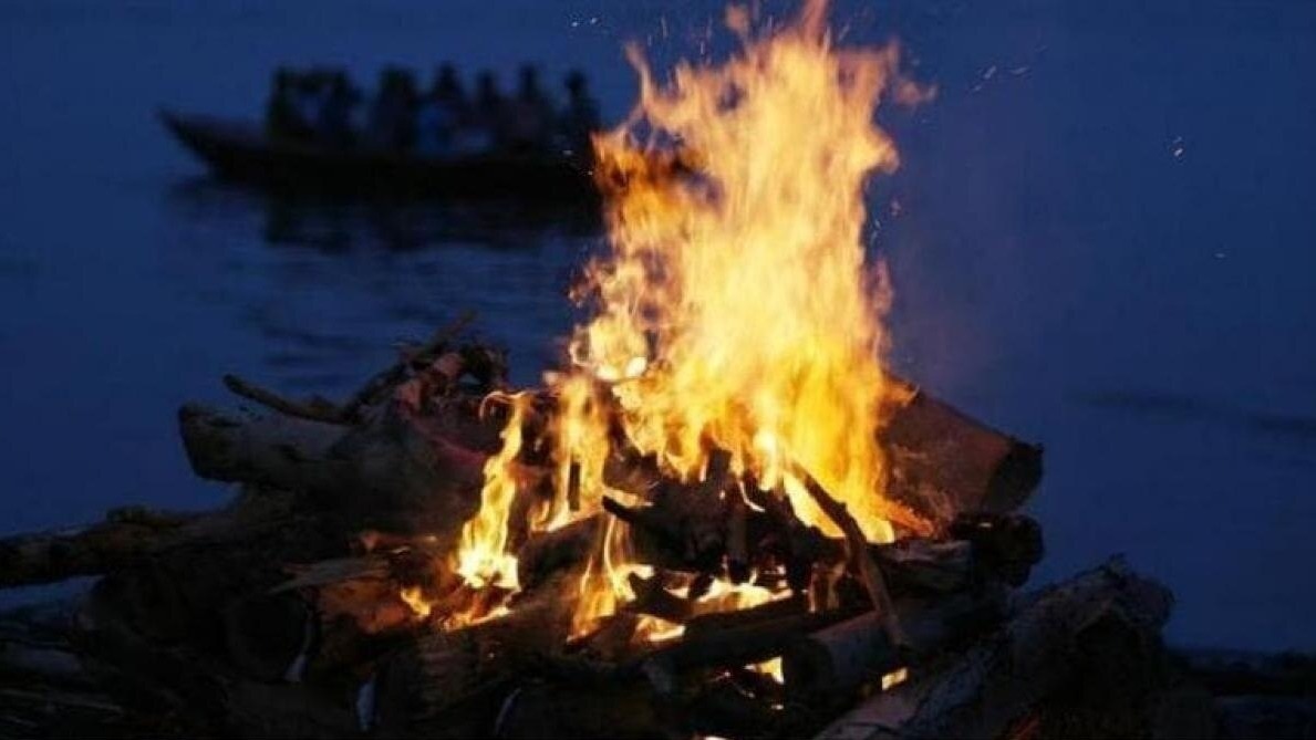उत्तर प्रदेश: श्मशान घाट पर तीन लोगों की शराब पार्टी, जलती चिता पर पकाया खाना