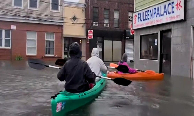Cư dân New York chèo thuyền kayak trên đường phố ngập lụt ở Queens
