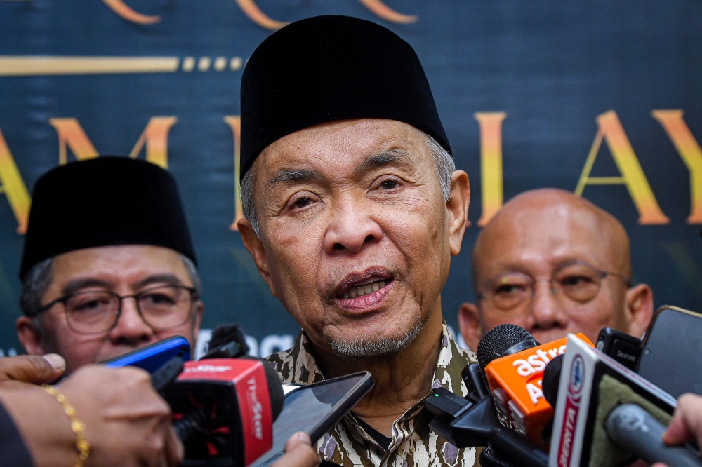 Zahid bantu dua wartawan Bernama dan NST cedera dalam kemalangan