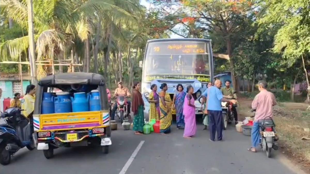 Water crisis sparks road blockade near Ambur in Tamil Nadu