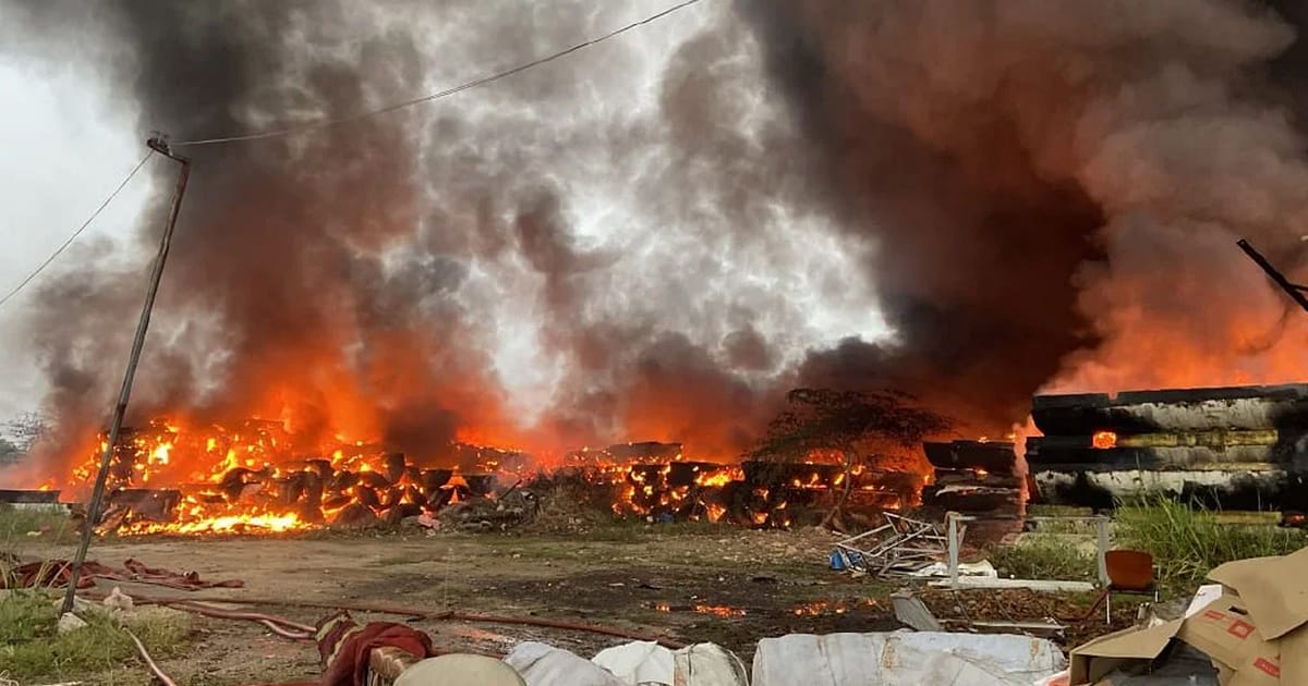 Bomba gunakan air laut padamkan kebakaran di tapak sampah Pasir Gudang