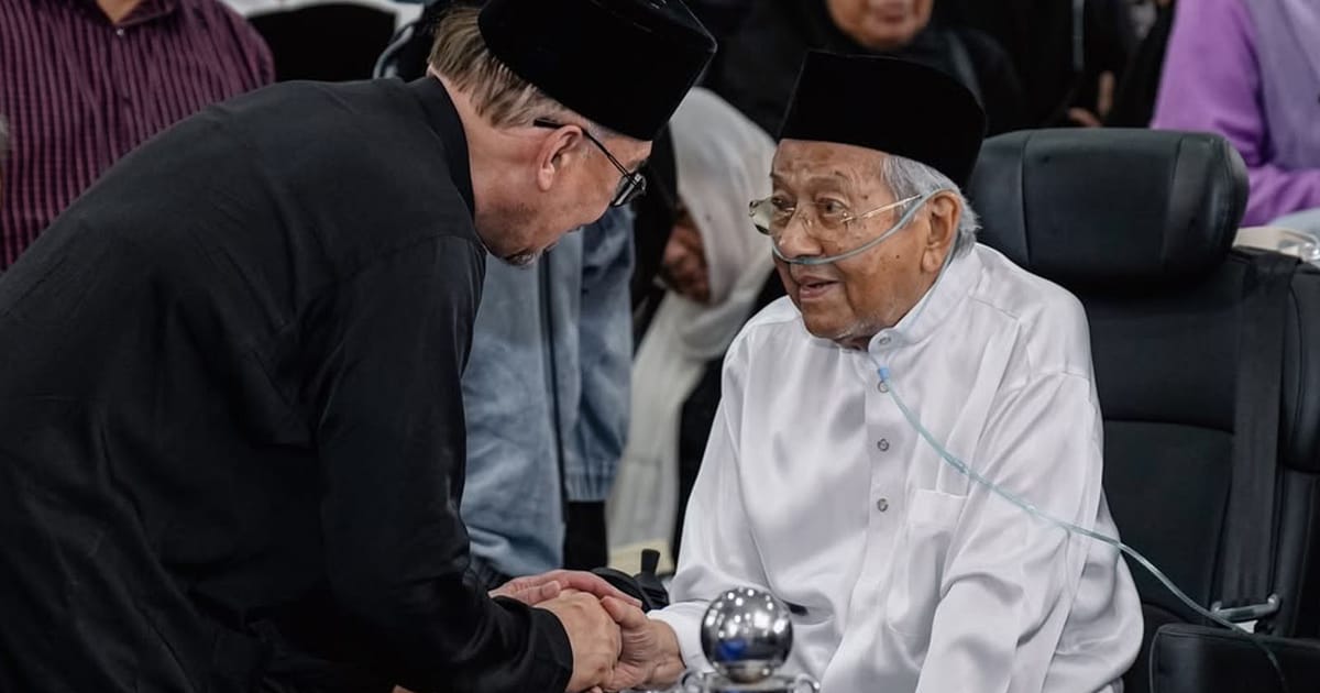 Anwar Ibrahim and Dr Mahathir's Encounter Stirs Decades of Political History