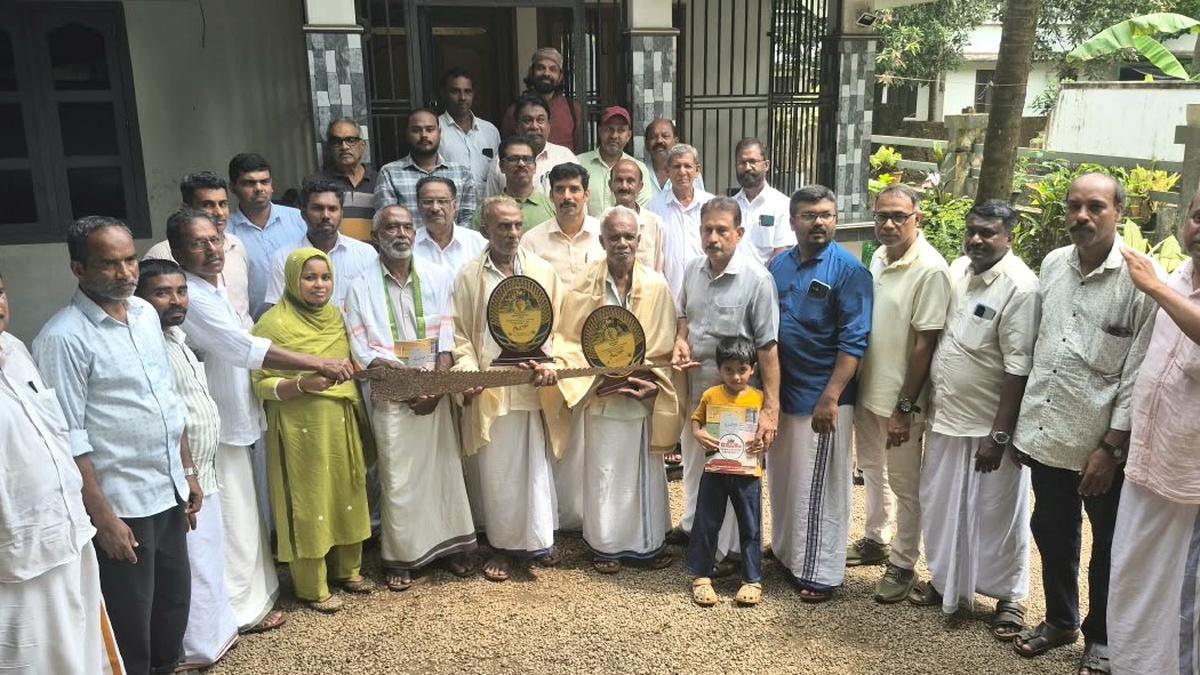 केरल के मलप्पुरम में परंपरागत लकड़ी की आरी बनाने के कारीगरों को सम्मानित किया गया