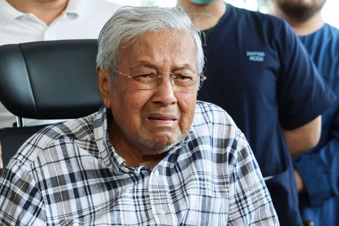 Mahathir pays emotional visit to late wife Siti Hasmah's grave