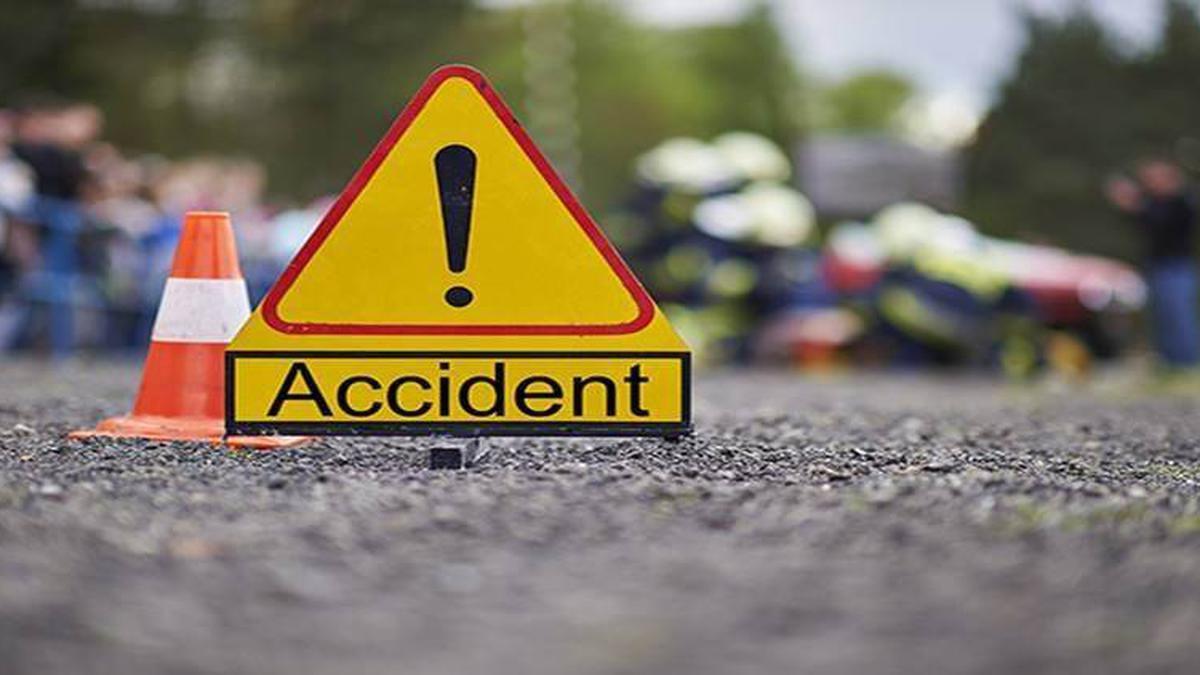 केरल के कन्नूर में ट्रकों की भिड़ंत से दो मैकेनिकों की मृत्यु, आग लगी