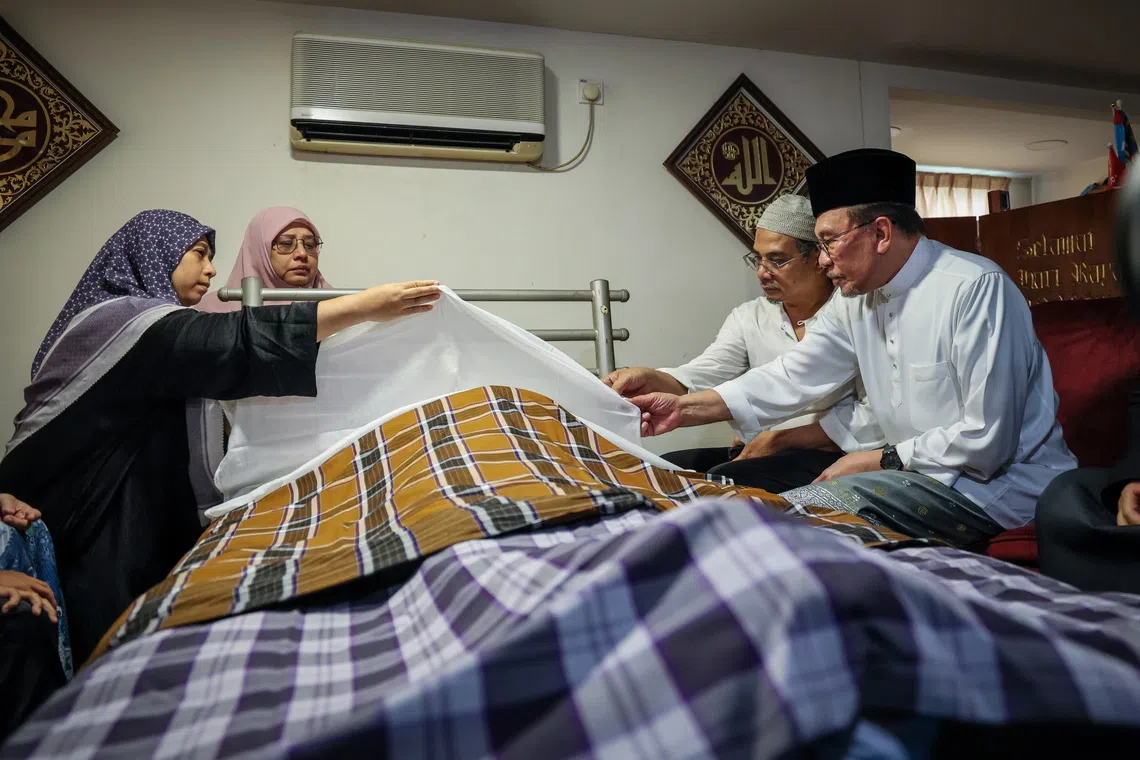 Malaysian PM Anwar leads dignitaries in paying respects to late brother