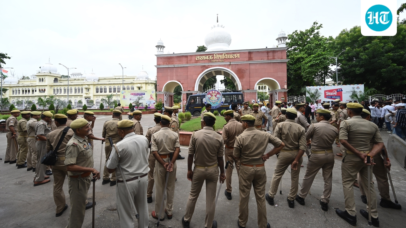 उत्तर प्रदेश के नैनी में स्कूल वैन के नीचे कक्षा तीन का छात्र कुचला गया