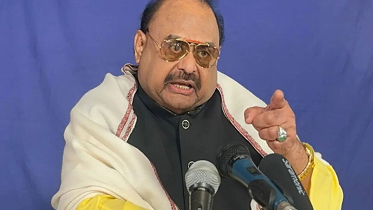 Pakistan opposition figure claims rift between military and Zardari