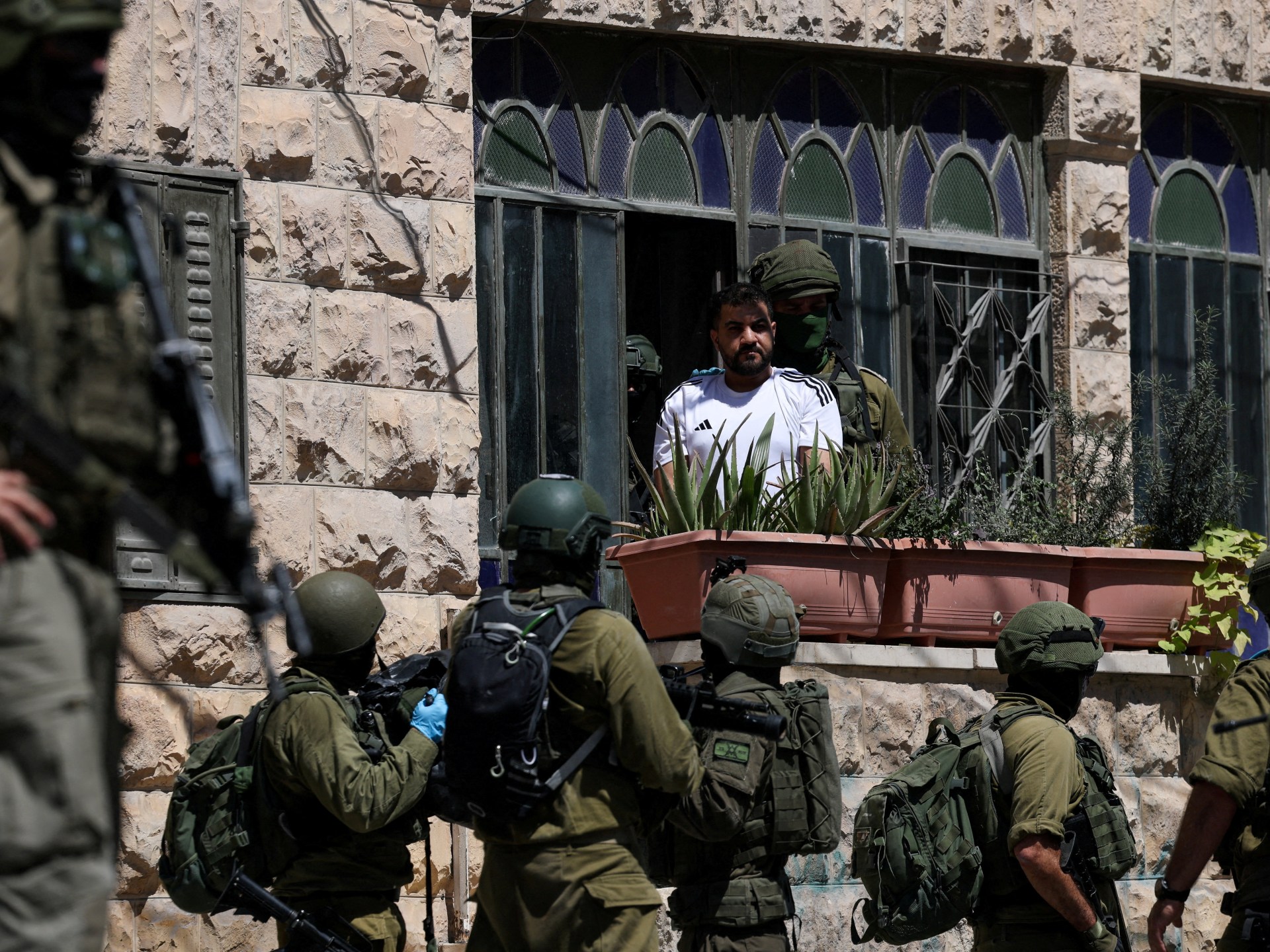 Israel detains 100 Palestinians in week of West Bank operations