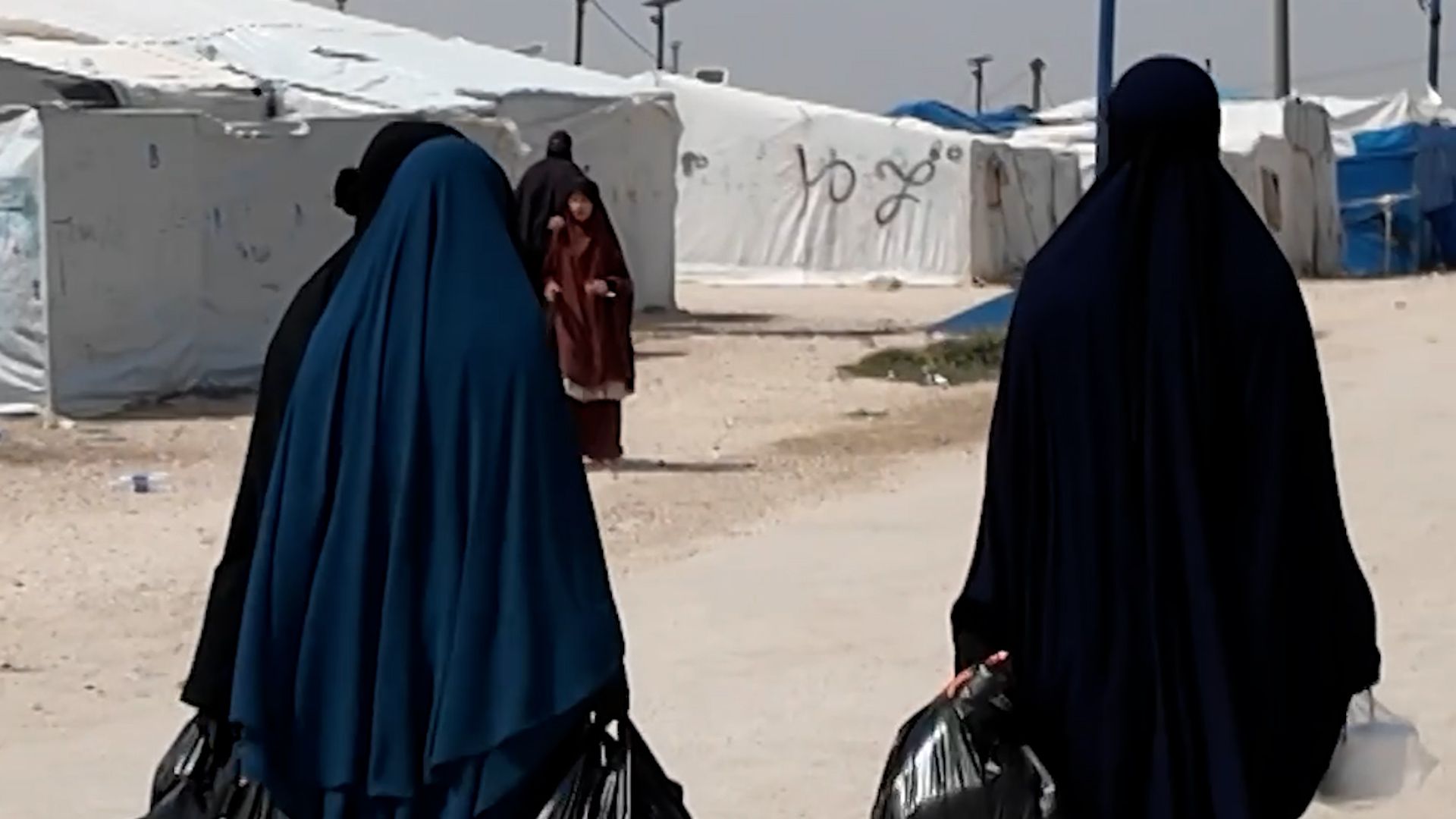 Thousands of women, children languish in overcrowded Syrian camp