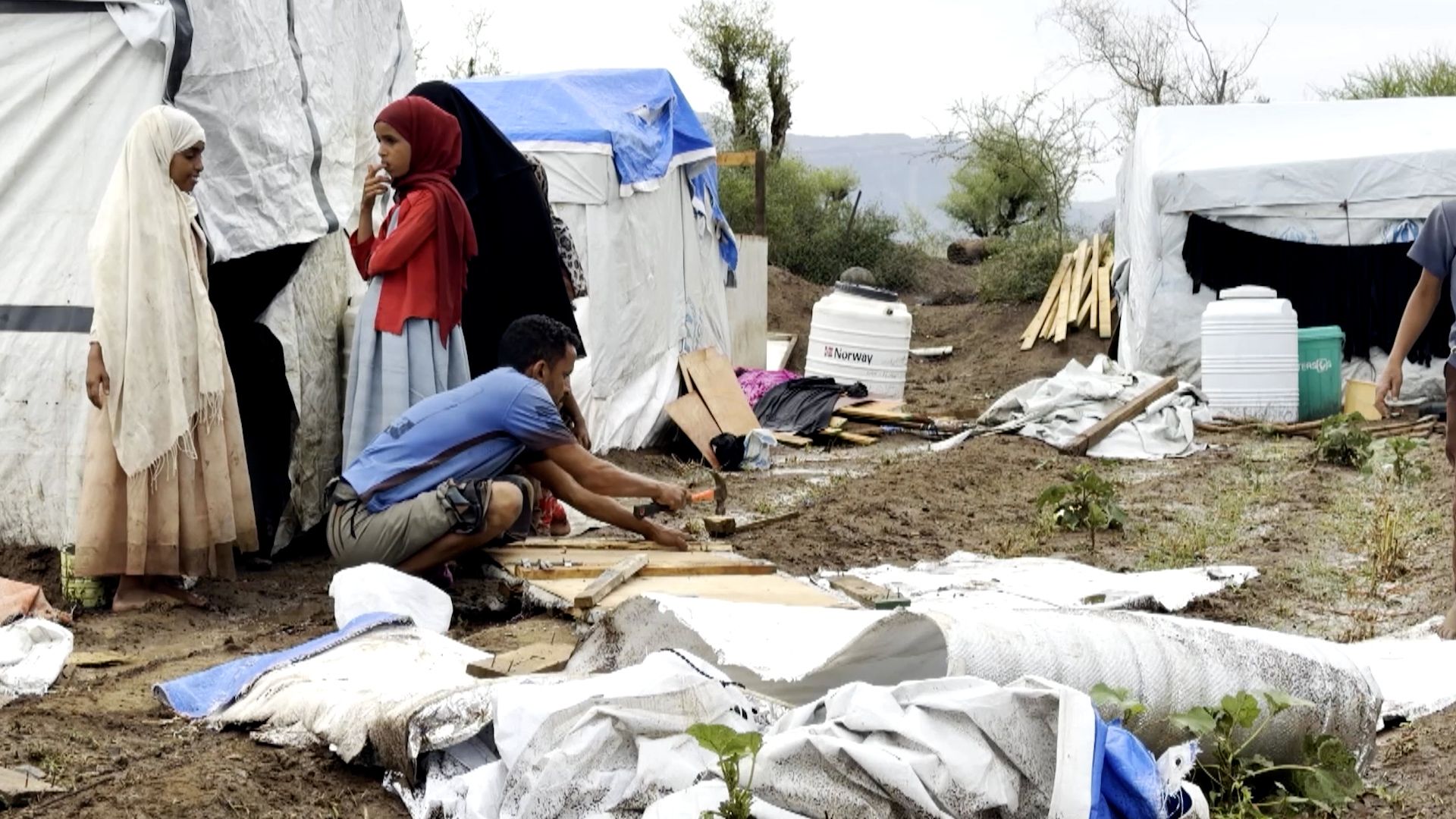 Fresh Yemen clashes deepen humanitarian emergency amid aid shortages