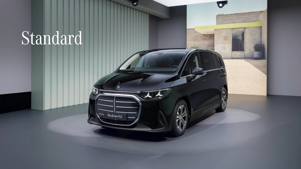 Mercedes-Benz VLE Minivan Collides with Wall at Paris Motor Show