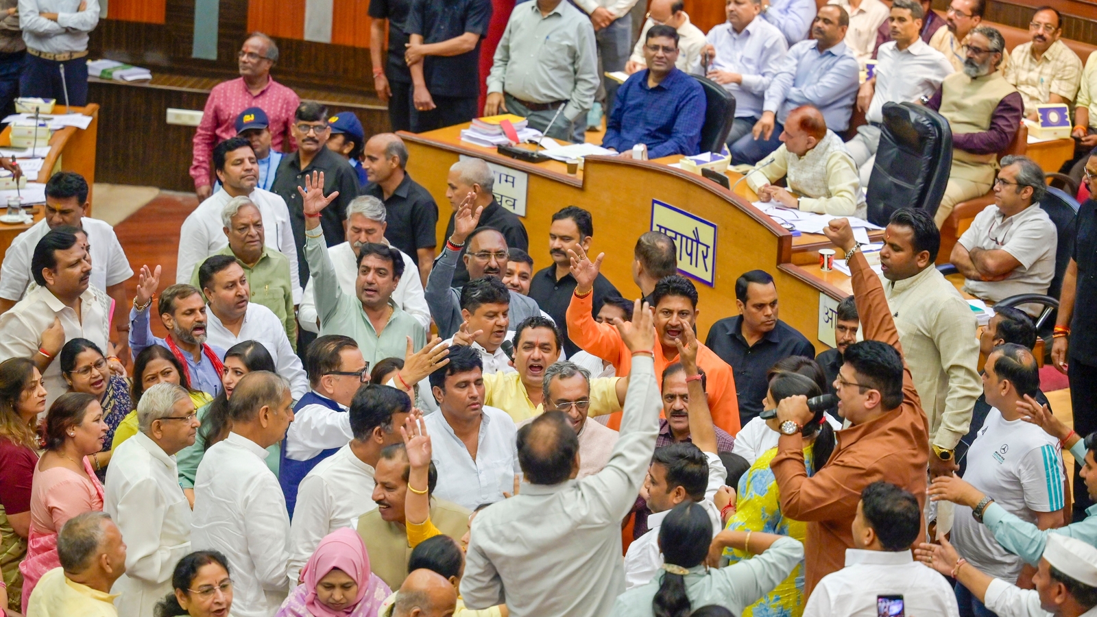 दिल्ली नगर निगम सभा में सदस्यों के बीच विवाद, सत्र स्थगित