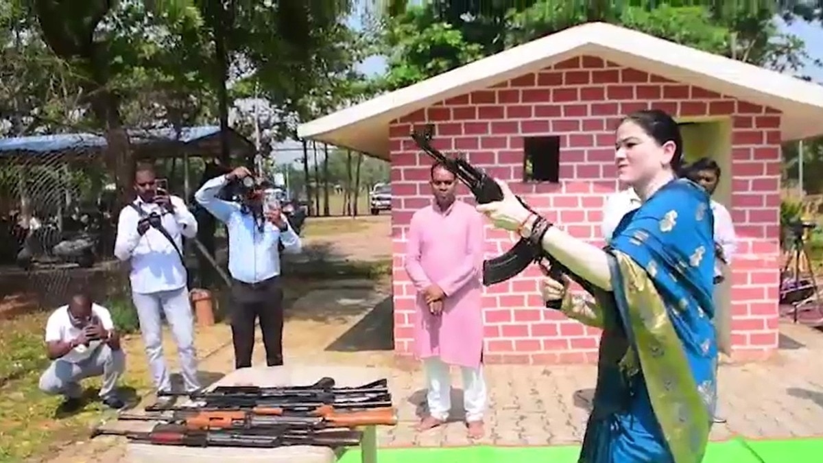 IPS Officer in Traditional Attire Leads Weapon Blessing Ceremony in Chhattisgarh