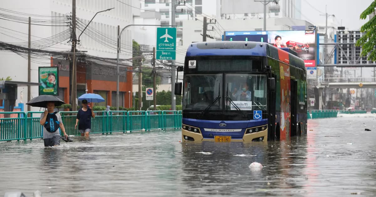 Bangkok isytiharkan bencana selepas banjir kilat melumpuhkan bandar