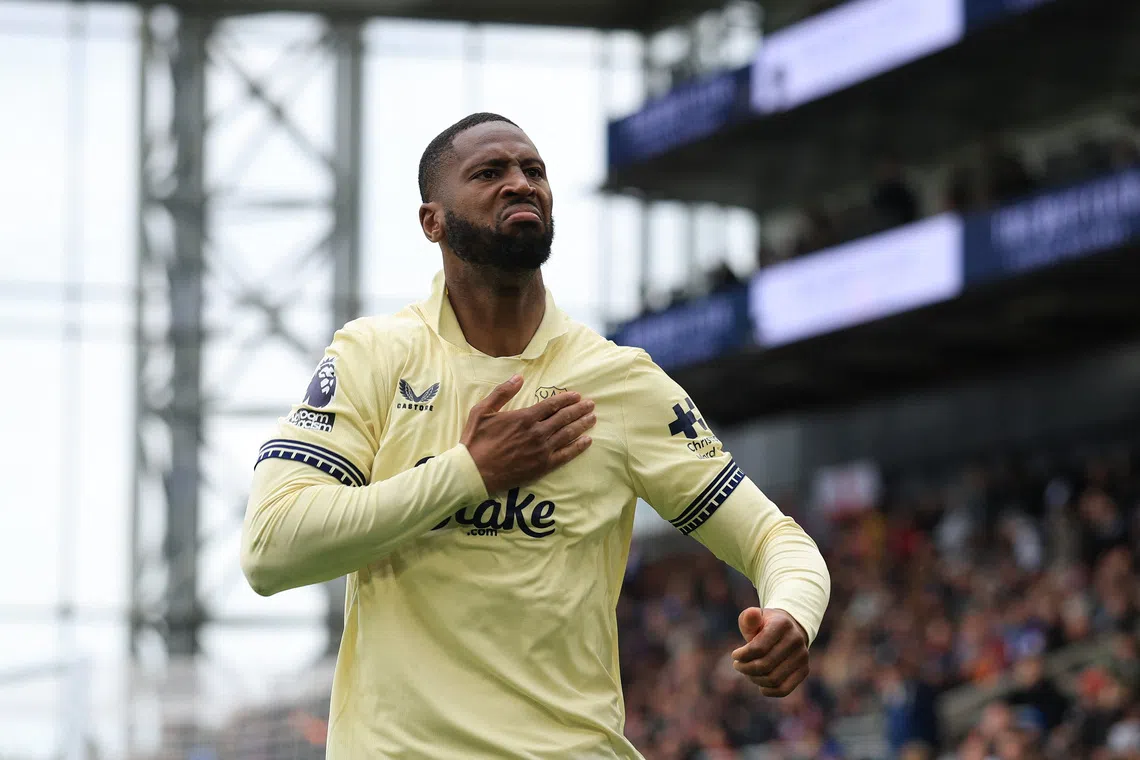 Everton striker Beto completes permanent transfer to Fiorentina