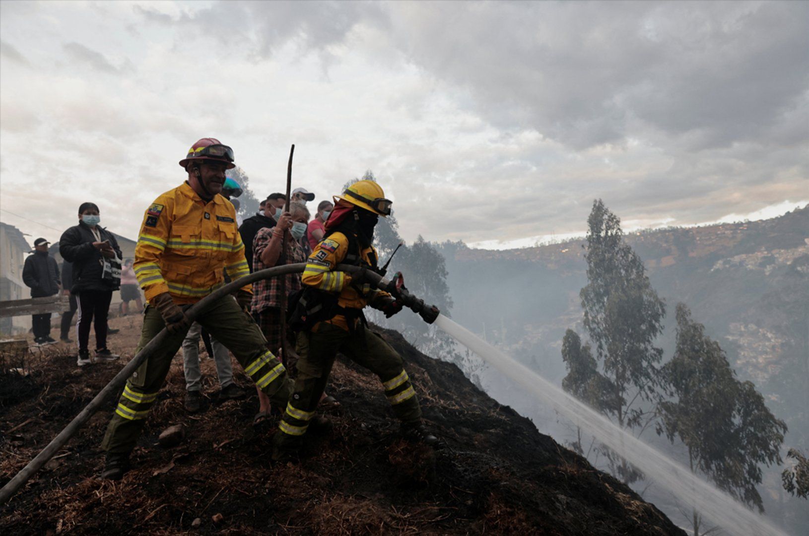 Quito residents mobilize as wildfires threaten Ecuador's capital city
