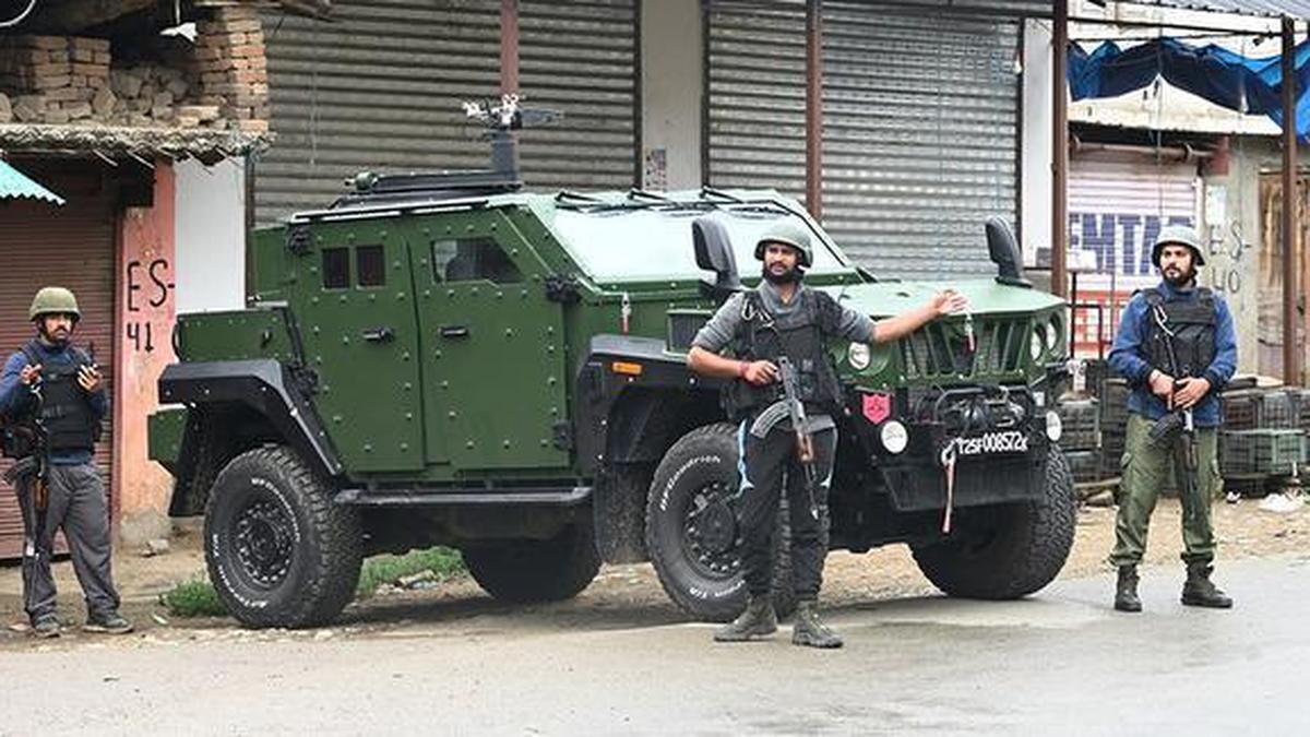 कश्मीर के बुडगाम में चलाए गए ऑपरेशन में आतंकवादी मार गिराया गया