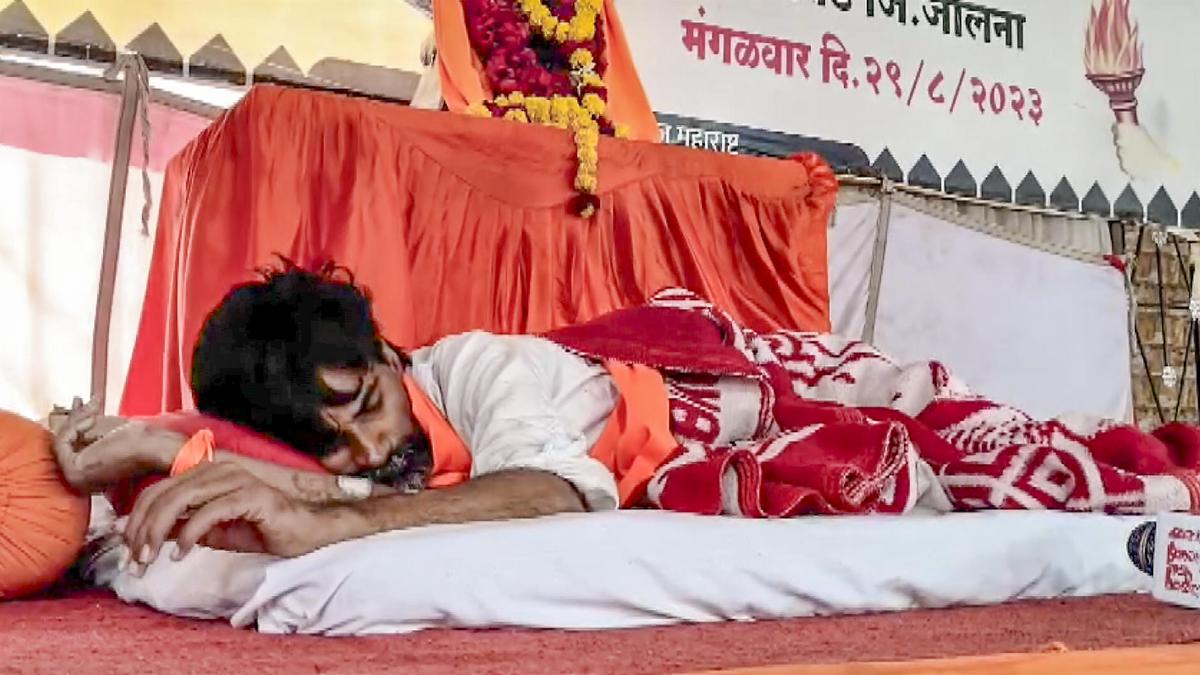 मुंबई पुलिस ने मनोज जरांगे से मांगी विरोधाभासी बयानों की स्पष्टता
