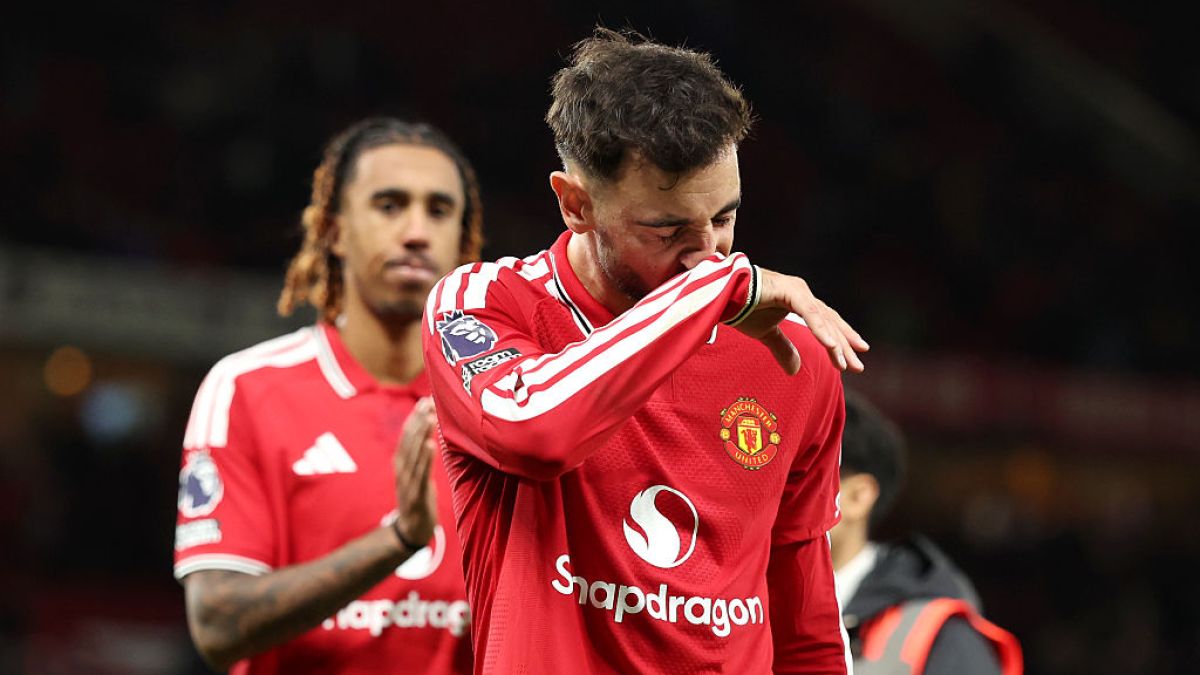 Ten-man Spurs salvage draw against struggling Manchester United