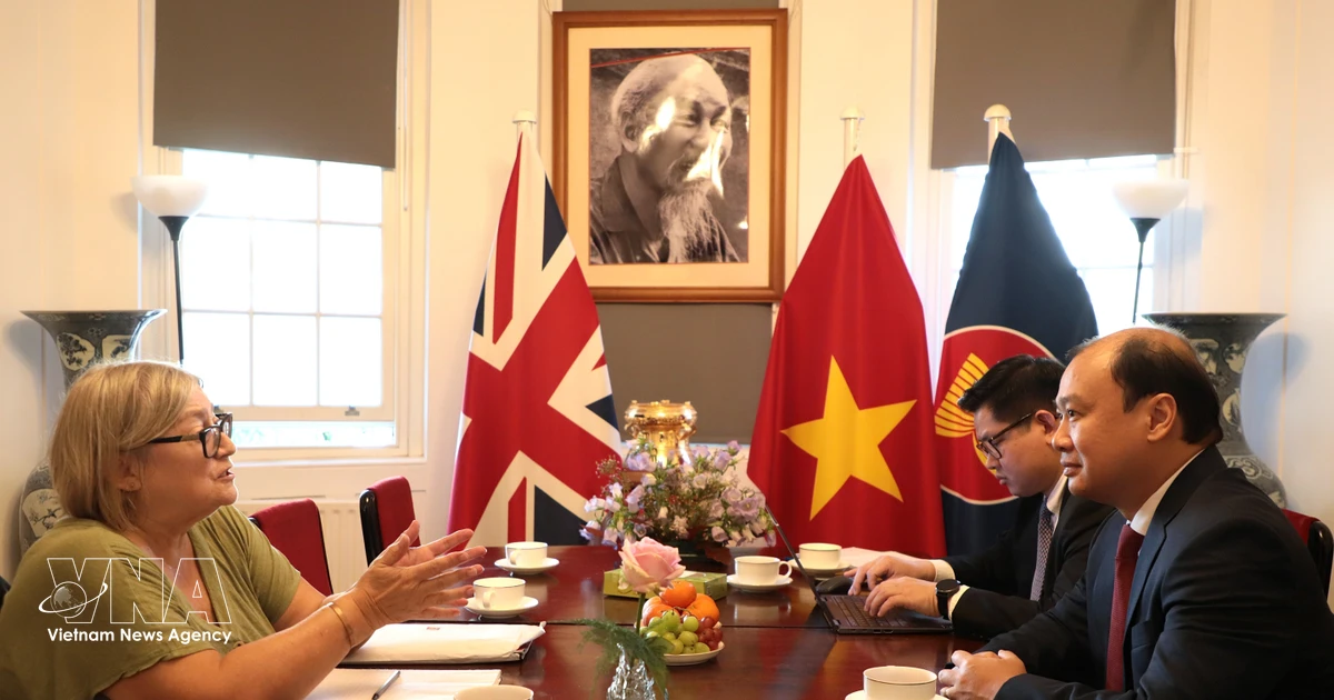 Vietnam and UK boost cooperation in cadre training and theoretical research