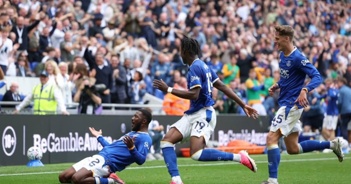 Gol Spektakuler Maitland-Niles Bawa Everton Imbang 2-2 Lawan Man Utd