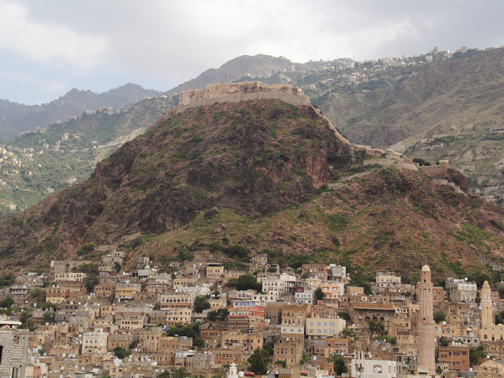 Houthis Launch Missile Strike on Yemen Presidential Palace in Aden