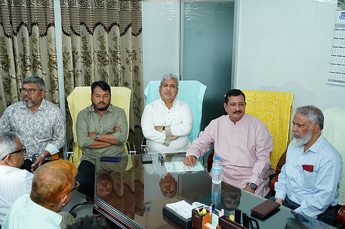 Land Minister Meets RMU Vice-Chancellor, Condemns Unidentified Troublemakers