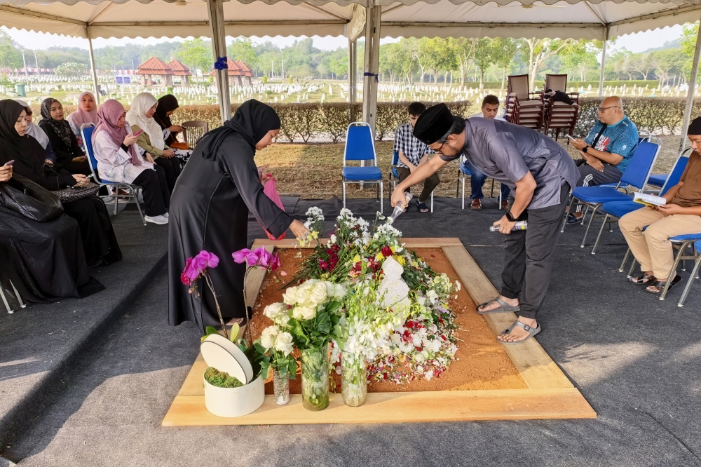 Di makam Tun Dr Hasmah, rakyat Malaysia renungi warisan seorang ibu bangsa