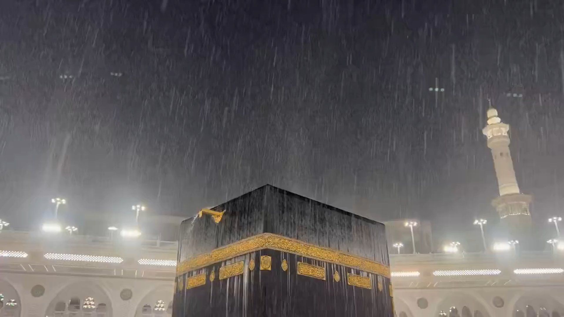 Thunderstorms drench Mecca's Grand Mosque during prayers