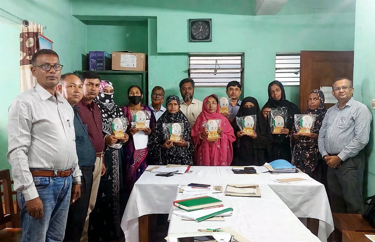 Grameen Bank honours 280 members and staff with Baudouin Prize