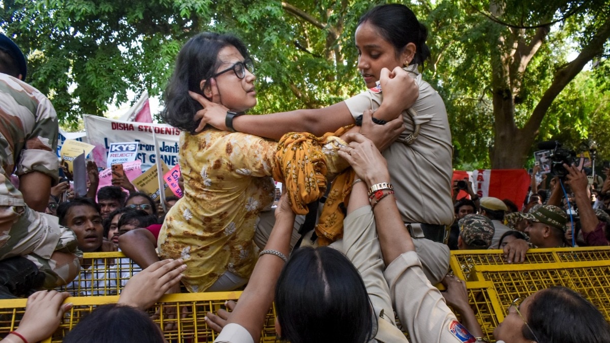 Delhi police constable accuses student activist of tearing uniform during protest