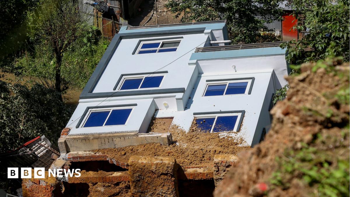 Nepal hit by fresh landslides as trekkers evacuated from mountains