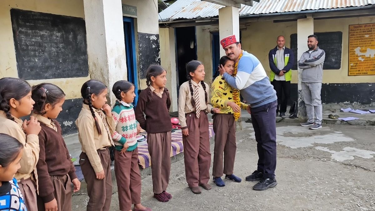 Students Weep Over Popular Teacher's Transfer in Himachal Pradesh