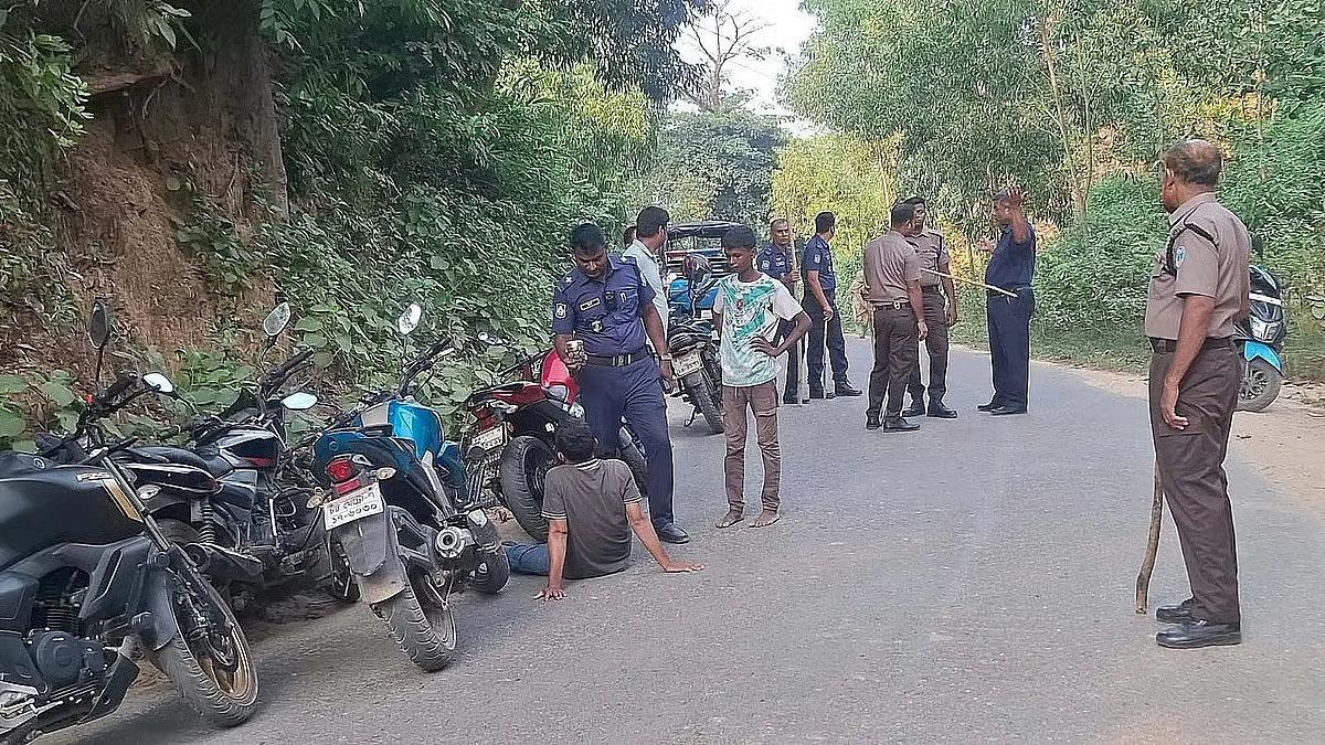 মুখোশধারী দস্যুরা ১০০ জনেরও বেশি যাত্রীকে বন্দুকের মুখে রেখে ৫০-৬০টি যানবাহন লুণ্ঠন করেছেন