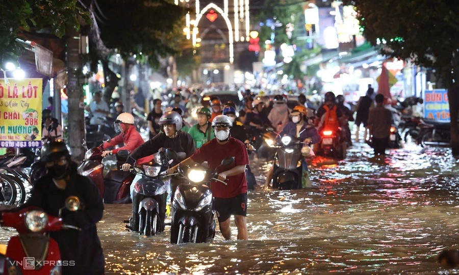 Ho Chi Minh City paralyzed as tidal surge breaches danger threshold