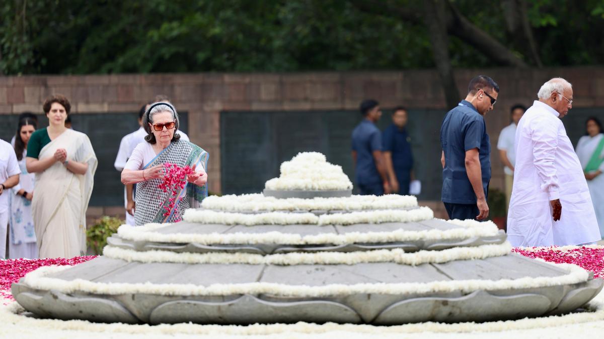 Congress chief hails Rajiv Gandhi's role in modernising India