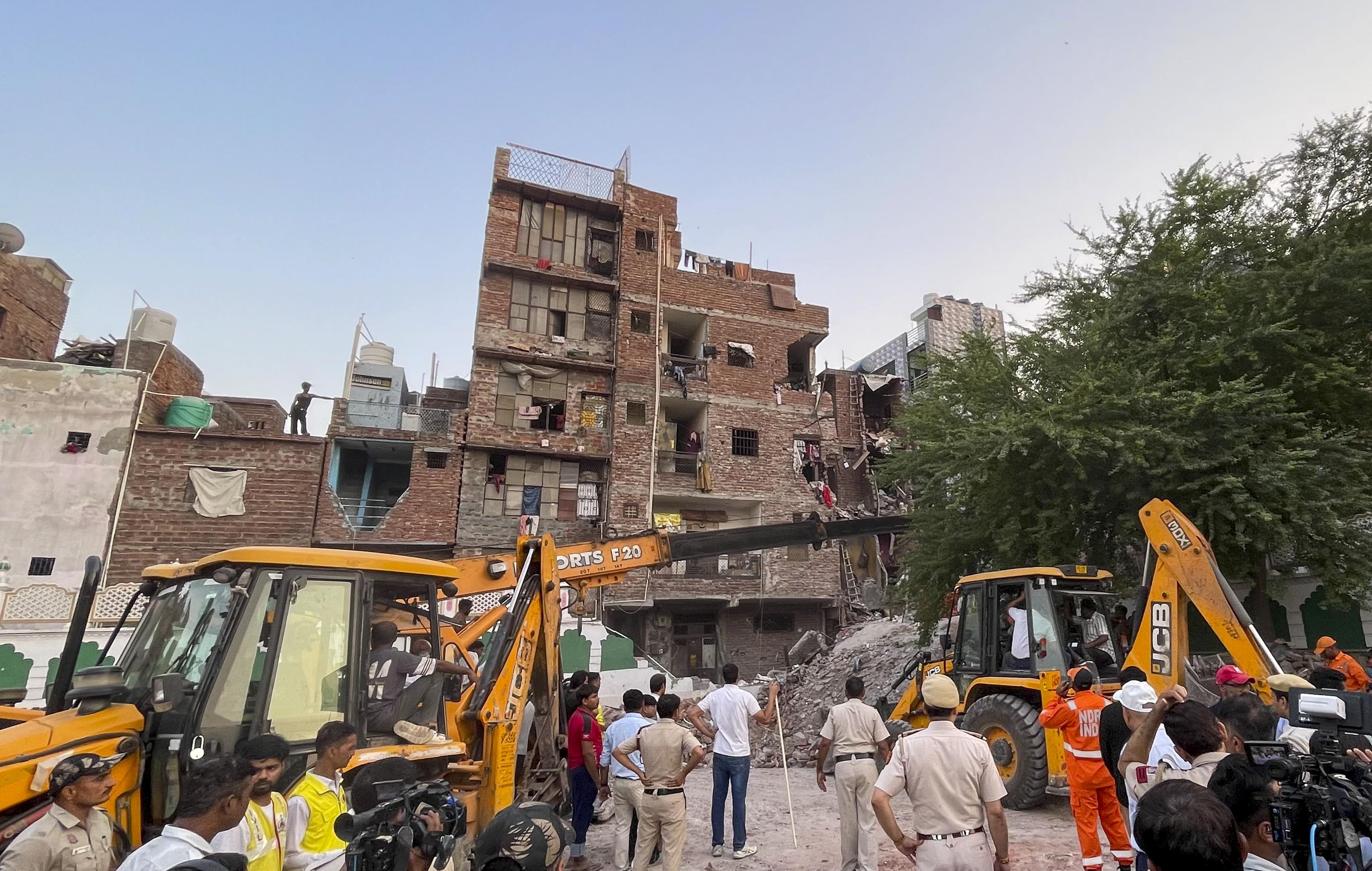 दिल्ली के सीमापुरी में भवन धराशायी, मृतकों की संख्या चार हुई