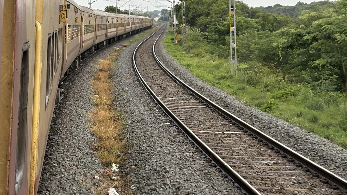 केरल में भारी बारिश से लैंडस्लिप, ट्रेन पटरी से उतरी