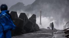 Typhoon Champi batters Taiwan, disrupting hundreds of flights