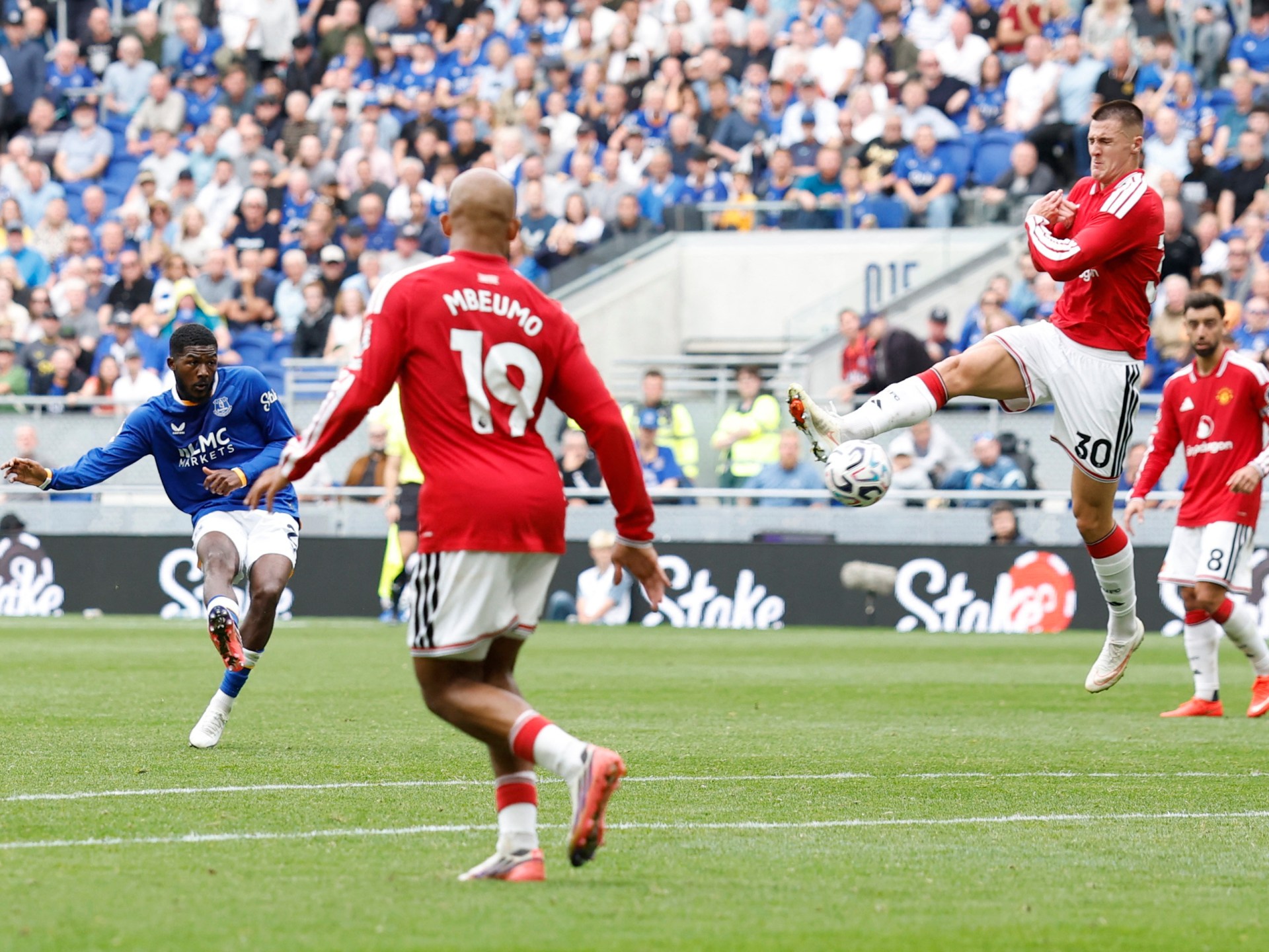 Everton salvages draw against Manchester United in thrilling encounter