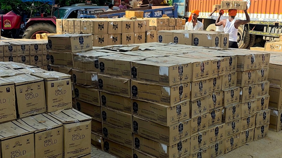Police seize 10,000 litres of smuggled liquor on highway in Uttar Pradesh