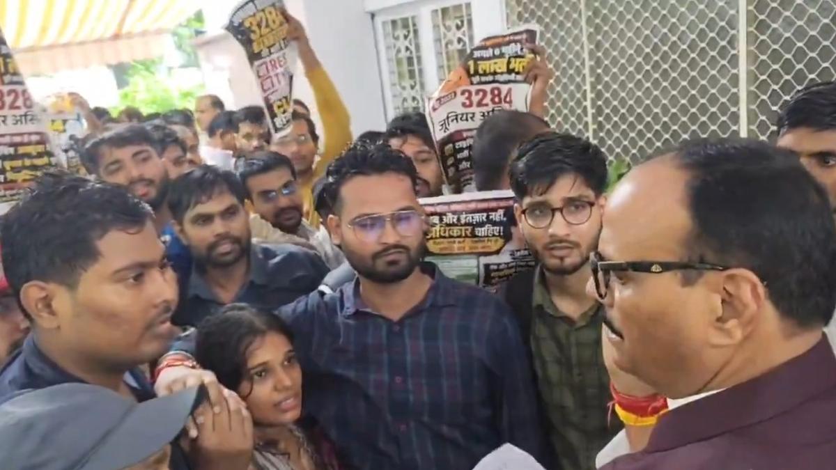 यूपी में सरकारी नौकरी के आवेदकों का उपमुख्यमंत्री के घर पर प्रदर्शन